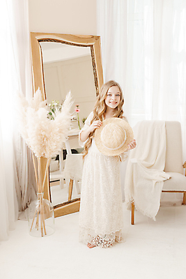 포토 JPG 해외이미지 전신 서양인 원피스 여자 의자 따뜻함 한명 들기 10대 반사 꽃병 흰색 커튼 밀짚모자 전신거울 십대여자한명만 해외202309 해외포토 외국인 모자_잡화 1 옷 꽃 컬러 가구 모션 청소년 사람 거울 여자한명만 십대여자만 파일형식