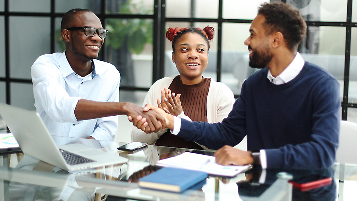 포토 JPG 해외이미지 직업 라이프스타일 응시 흑인 회사 비즈니스 사업가 아프리카 청소년 성공 실내 한명 미소 웃음 사람 가로 세명 노트북 컴퓨터 사무실 성장 작업 비즈니스맨 비즈니스우먼 그룹 아프리카인 대표 책상 미녀 경영자 독립 염원 지능 브레인스토밍 자극 해외202309 해외포토 서양인 외국인 1 시선 여자 남자 나라 가구 컨셉 표정 내부 생활 전자제품 직장인 미인 리더 파일형식