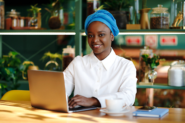 포토 JPG 해외이미지 직업 1 라이프스타일 여자 행복 흑인 인터넷 비즈니스 사업가 탁자 휴식 실내 한명 사람 앉기 인종 성인 노트북 컴퓨터 독서 뷰티 식당 검은색 카페 타이핑 도시 업무 작업 비즈니스우먼 네트워크 연결 스마트 멀리 온라인 터번 프리랜서 밀레니얼 해외202309 해외포토 서양인 감정 컬러 가구 컨셉 모션 내부 생활 경제 전자제품 상점 직장인 머리장식 파일형식
