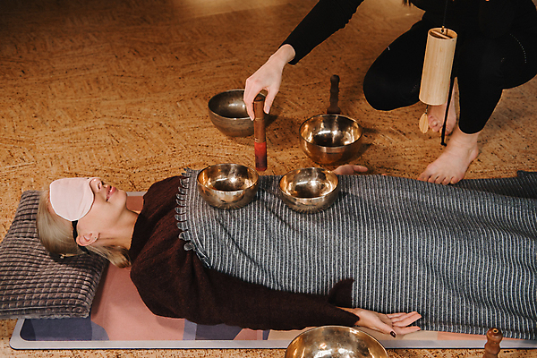 포토 JPG 해외이미지 여자 휴식 들기 상반신 성인 두명 옆모습 눕기 고요 하반신 명상 안대 성인여자만 싱잉볼 차분 해외202309 해외포토 뷰포인트 컨셉 모션 사람 불교용품 여자만 성인만 파일형식