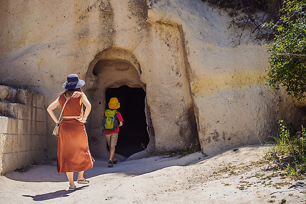 포토 JPG 해외이미지 전신 여자 남자 어린이 여행 허리손 출입구 소년 성인 야외 두명 뒷모습 걷기 구멍 동굴 입장 튀르키예 해외202309 해외포토 아시아 뷰포인트 포즈 모션 사람 파일형식