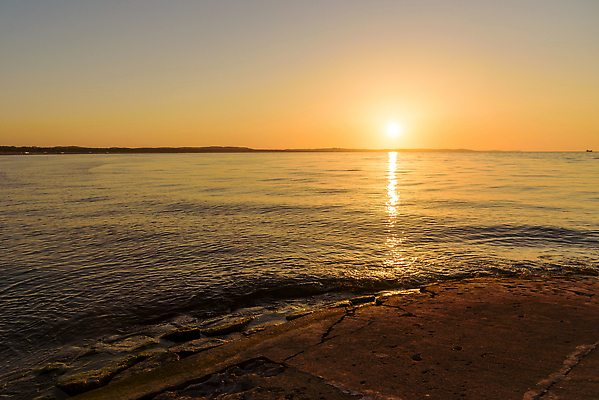 포토 JPG 해외이미지 구름 유럽 모래 바다 섬 여행 자연 하늘 휴가 휴식 풍경 해변 사람없음 야외 물 여름 파란색 빛 모래사장 컬러풀 태양 뷰티 일출 맑음 일몰 낭만 만 저녁 그림 휴양지 폴란드 발트해 수평선 해외202309 해외포토 자연요소 계절 나라 컬러 컨셉 날씨 북유럽 노을 장소 야간 생태계 파일형식
