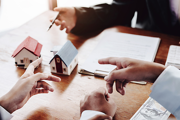 포토 JPG 해외이미지 손 비즈니스 부동산 주택 신체부위 모형 달러 거래 가리킴 중개인 계약 문서 계약서 해외202309 해외포토 직업 돈 사람 손짓 건물 재산 파일형식