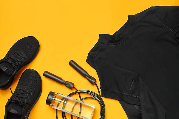 포토 JPG 해외이미지 운동화 사람없음 운동복 하이앵글 운동 검은색 물통 줄넘기 노란배경 해외포토 옷 뷰포인트 컬러 백그라운드 신발 건강 노란색 파일형식