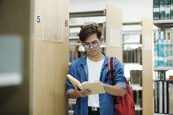 포토 JPG 해외이미지 학생 응시 교육 남자 행복 안경 학교 청소년 책장 선반 실내 한명 서기 사람 책 캐주얼 학습 스터디 독서 공책 정보 잡기 자신감 선택 도서관 스마트 집중 분석 검색 교과서 대학교 문학 개발 골 업그레이드 지능 혼자 자극 접근 해외202309 해외포토 1 시선 잡화 옷 감정 가구 컨셉 모션 문구용품 교재 내부 파일형식