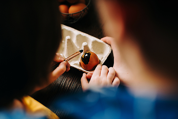 포토 JPG 해외이미지 백인 전통 계절 남자 행복 아들 어린이 가족 탁자 휴가 주택 함께함 실내 관리 사람 앉기 이벤트 소년 두명 목재 장식 부모 컬러풀 바구니 주방 축제 페인트 봄 축하 붓 아빠 책상 준비 부활절계란 해외202309 해외포토 서양인 나무 감정 컬러 가구 컨셉 재료 관계 모션 부활절 내부 건물 계란 파일형식