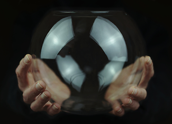 포토 JPG 해외이미지 손 과학 백그라운드 컨셉 공 손가락 자연 유리 추상 미래 실내 미술 사람 경사 사람없음 파란색 빛 반사 지구본 우주 환경 공연 마술사 표현 잡기 투명 재산 신비 크리스탈 쇼 마법 보여주기 애니메이션 관심 광 여의주 오해 취급주의 해외202309 해외포토 컬러 무늬 모션 재질 문화예술 경고 이벤트 내부 신체부위 금융 마술 광석 생태계 파일형식