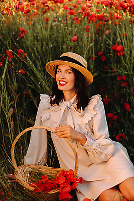 포토 JPG 해외이미지 여자 백그라운드 꽃밭 한명 상반신 성인 옆모습 빨간색 바구니 화려 양귀비 성인여자한명만 해외202309 해외포토 1 꽃 뷰포인트 컬러 컨셉 사람 여자한명만 성인여자만 파일형식