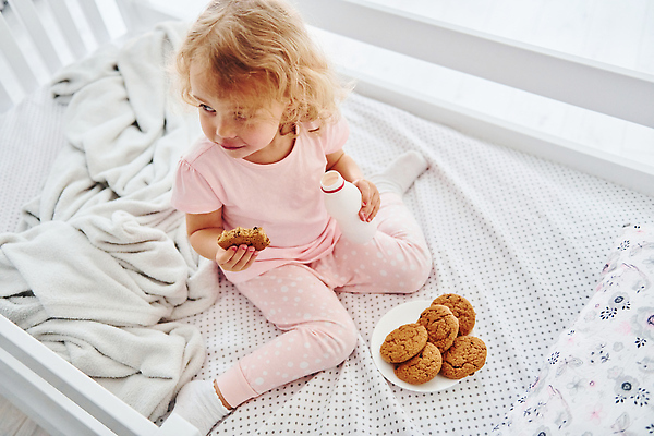 포토 JPG 해외이미지 전신 외국인 여자 어린이 아침 디저트 실내 한명 들기 앉기 앞모습 쿠키 침실 우유 침대 먹기 소녀한명만 해외202309 해외포토 주간 1 음식 뷰포인트 가구 모션 유제품 사람 인종 내부 여자한명만 소녀만 파일형식