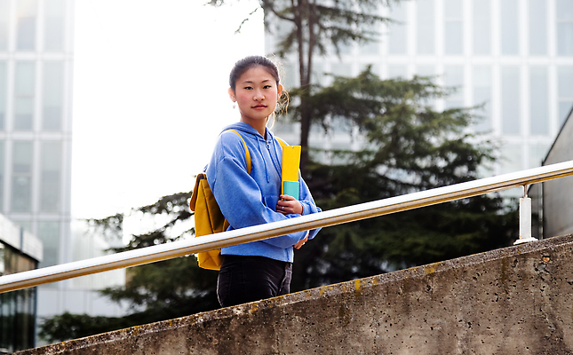 포토 JPG 해외이미지 주간 1 학생 라이프스타일 응시 여자 교육 가방 배낭 학교 한명 서기 사람 동양인 야외 학습 공책 중국 산책 잡기 자신감 대학교 적재 카피스페이스 해외202309 해외포토 자연요소 시선 잡화 감정 아시아 모션 휴식 문구용품 인종 생활 공백 파일형식