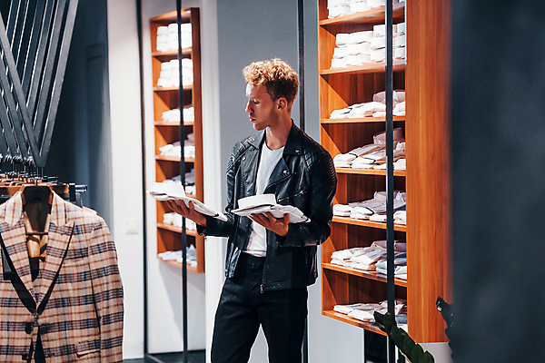 포토 JPG 해외이미지 남자 셔츠 실내 한명 들기 정장 상반신 성인 옆모습 쇼핑 고급 남성복 옷가게 부티크 옷고르기 성인남자한명만 해외202309 해외포토 1 옷 뷰포인트 컨셉 상의 모션 사람 내부 상점 남자한명만 성인남자만 파일형식