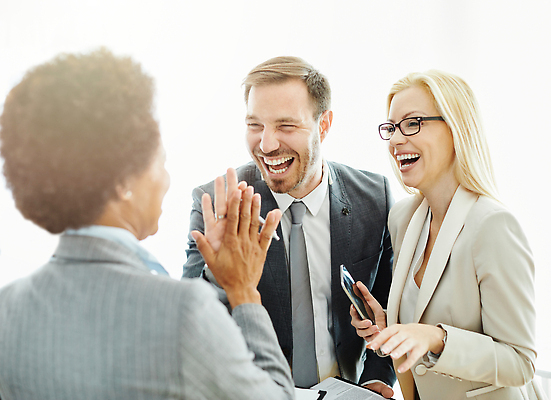 포토 JPG 해외이미지 백인 직업 여자 남자 행복 비즈니스 사업가 통신 성공 회의 협력 설계 노동자 함께함 실내 대화 미소 웃음 사람 정장 여러명 성인 사무실 흰색 업무 작업 비즈니스맨 비즈니스우먼 그룹 토론 동료 경영자 5 경영 브레인스토밍 해외202309 해외포토 서양인 옷 감정 컬러 다수 컨셉 관계 표정 말하기 내부 숫자 직장인 리더 파일형식