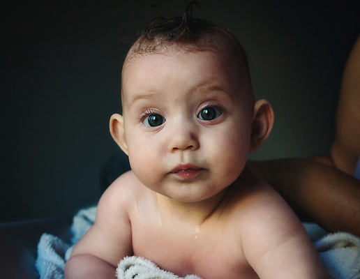 포토 JPG 해외이미지 응시 행복 얼굴 어린이 백그라운드 건강 한명 사람 소년 수건 뷰티 어둠 목욕 젖음 흰색 표현 아기 신생아 오픈 원형 빨래 작음 피부 귀 공평 걸음마 돌봄 지능 특징 해외202309 해외포토 도형 1 시선 남자 감정 컬러 가사 모션 신체부위 위생용품 청결 크기 파일형식