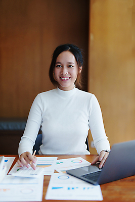 포토 JPG 해외이미지 종이 백그라운드 컨셉 회사 비즈니스 한명 사람 금융 컴퓨터 사무실 펜 미국 계산기 작업 비즈니스우먼 절약 계산 계획 책상 분석 보고서 서식 문서 투자 결제 법 수익 회계 월급 대출 계좌 세금 수입 예산 정부 환불 회계사 해외202309 해외포토 직업 1 여자 가구 북아메리카 문구용품 경제 전자제품 필기구 장비 직장인 파일형식