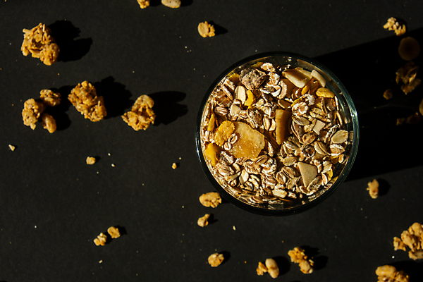 포토 JPG 해외이미지 사람없음 하이앵글 갈색 견과류 유리그릇 부스러기 그래놀라 글루텐프리 해외202309 해외포토 그릇 음식 뷰포인트 컬러 유리 파일형식