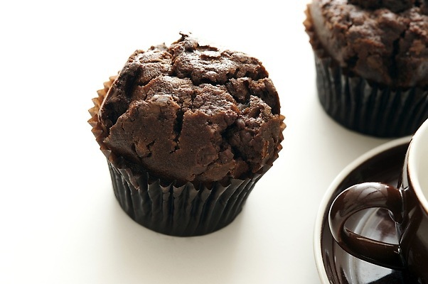 포토 JPG 해외이미지 커피 음식 디저트 사람없음 초콜릿 머그컵 대접 달콤 포장지 흰배경 머핀 단절 핸드메이드 맛있는 해외202309 해외포토 음료 빵 백그라운드 포장 컵 흰색 맛 파일형식