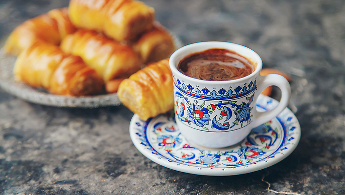 포토 JPG 해외이미지 접시 커피 사람없음 갈색 달콤 커피잔 컵받침 페스츄리 바클라바 해외202309 해외포토 식기 음료 빵 컬러 디저트 잔 맛 받침대 파일형식