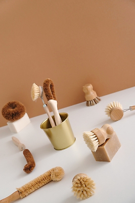 포토 JPG 해외이미지 사람없음 바구니 재활용 붓 오브젝트 비누 수세미 천연비누 청소용솔 친환경제품 제로웨이스트 해외202309 해외포토 위생용품 그린캠페인 청소도구 사회이슈 친환경 파일형식