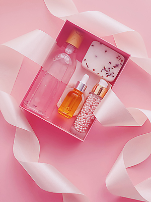 포토 JPG 해외이미지 리본 분홍색 사람없음 상자 하이앵글 화장품 오브젝트 피부관리 담기 비누 공병 바디케어 화장품가방 플랫레이 해외202309 해외포토 뷰포인트 컬러 가방 모션 위생용품 뷰티 플랫 병_담는 파일형식