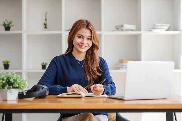 포토 JPG 해외이미지 학생 교육 어린이 교실 학교 회의 수업 거리 실내 고등학교 한명 사람 앉기 책 노트북 학습 스터디 사무실 일본 교사 공책 듣기 관찰 업무 작업 도서관 연결 강의 사이버 책상 대학교 부름 멀리 온라인 동영상 가정교사 온라인강의 해외202309 해외포토 직업 1 아시아 가구 비즈니스 모션 문구용품 내부 전자제품 파일형식 언택트