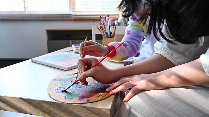 포토 JPG 해외이미지 여자 교육 어린이 창문 교실 아이디어 미술 앉기 상반신 성인 두명 옆모습 물감 붓 블라인드 그리기 팔레트 책상 연필꽂이 캔버스 여자만 해외202309 해외포토 뷰포인트 가구 컨셉 학교 모션 문화예술 문구용품 사람 미술도구 커튼 파일형식