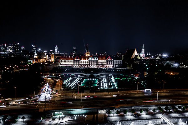 포토 JPG 해외이미지 유럽 여행 건축양식 하늘 지붕 휴가 조명 거리 주택 안테나 파노라마 풍경 사람없음 야외 건물 여름 도시풍경 여행객 탑 가을 도시 도심 야간 박물관 장면 타운 기념물 스카이라인 폴란드 구시가지 드론 랜드마크 수도권 옛날 조감도 해외202309 해외포토 자연요소 건축물 계절 건축 나라 통신 촬영기법 사람 지역 파일형식
