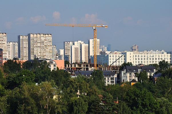 포토 JPG 해외이미지 나무 식물 공원 건축양식 자연 새로움 주택 파노라마 풍경 사람없음 야외 건물 여름 도시풍경 도시 숲 기중기 에코 러시아 모스크바 수도권 해외202309 해외포토 건축물 계절 공공시설 건축 유럽 컨셉 촬영기법 환경 중장비 생태계 지역 파일형식
