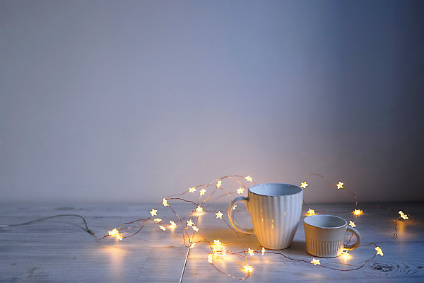 포토 JPG 해외이미지 디자인 꽃 별 커피 음료 백그라운드 컨셉 크리스마스 탁자 휴식 주택 사람없음 내부 목재 장식 컵 빛 식당 꽃병 화환 새벽 카페 방 머그컵 뜨거움 사발 차 아침식사 저녁 작음 큼 웨이브 복고 대야 카푸치노 에스프레소 골절 단절 라떼 스칸디나비아 정물화 카페인 해외202309 해외포토 자연요소 나무 식물 식기 기념일 가구 재료 의학 건물 상점 식사 사기그릇 야간 크기 그림 파일형식