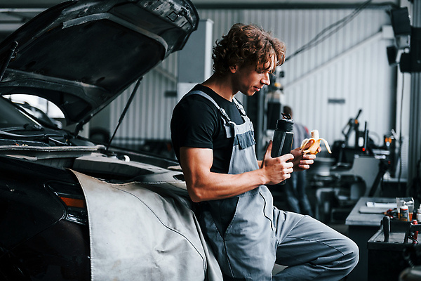 포토 JPG 해외이미지 남자 자동차 한명 상반신 성인 옆모습 기계 작업 오픈 기술자 수리 고장 열정 정비공 보닛 교체 자동차정비 정비소 성인남자한명만 해외202309 해외포토 직업 1 감정 육상교통 뷰포인트 사람 남자한명만 성인남자만 파일형식