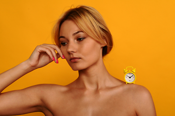 포토 JPG 해외이미지 여자 행복 얼굴 시계 백그라운드 컨셉 건강 한명 사람 치료 청춘 뷰티 노란색 머리 잡기 시간 비교 플라스틱 날씬함 피부 피부관리 문제 반대 외과 돌봄 리프팅 방법 옛날 조언 전후 해외202309 해외포토 1 감정 컬러 의학 모션 재질 병원 신체부위 몸매 파일형식