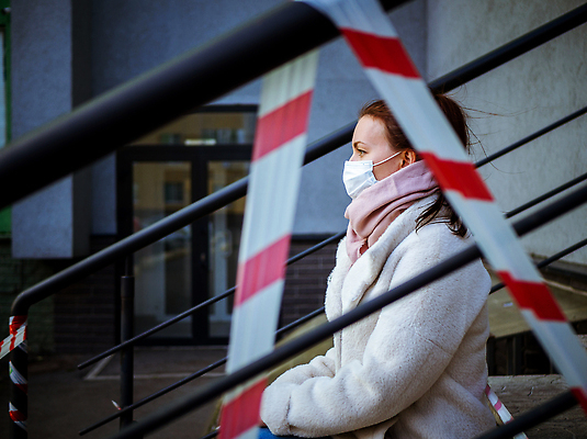 포토 JPG 해외이미지 백인 1 라이프스타일 유럽 리본 얼굴 여행 백그라운드 거리 프레임 건강 경고 가면 한명 사람 야외 여행객 고통 환자 금지 흰색 도시 바이러스 보호 질병 사인 보안 감염 전염병 해외202309 해외포토 서양인 감정 나라 컬러 컨셉 의학 안전 생활 신체부위 파일형식