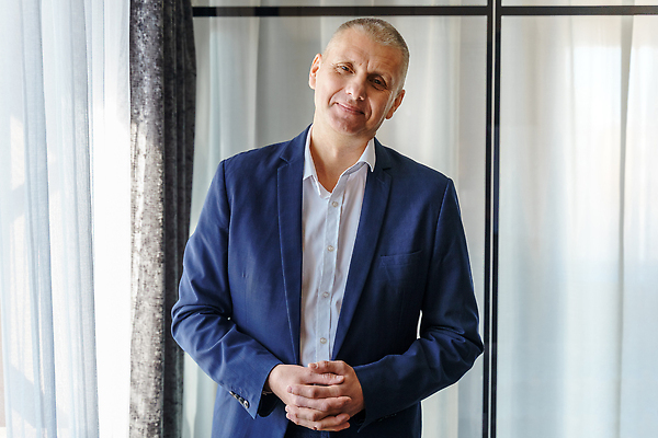 포토 JPG 해외이미지 백인 직업 1 남자 행복 얼굴 중년 50대 비즈니스 사업가 성공 노동자 한명 미소 사람 정장 성인 흰색 신선 비즈니스맨 자신감 종업원 집중 만족 경영자 비전 노려봄 경영 정중 스타일 해외202309 해외포토 서양인 옷 감정 컬러 컨셉 표정 신체부위 직장인 리더 파일형식