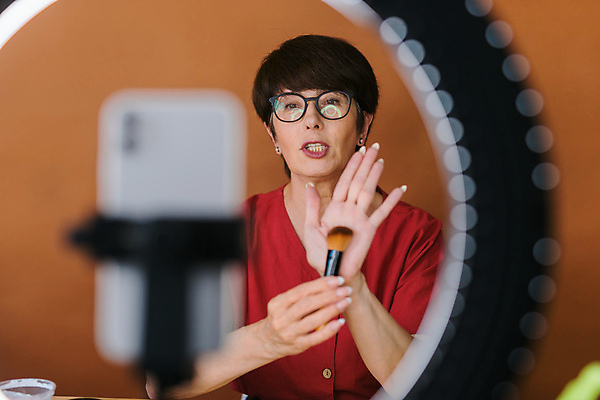 포토 해외이미지 여자 중년 전등 실내 한명 상반신 앞모습 스마트폰 화장 화장용품 방송 화장대 과정 리뷰 소셜네트워크 중년여자한명만 크리에이터 뷰티크리에이터 1인미디어 영상촬영 해외202309 해외포토 직업 1 뷰포인트 가구 컨셉 조명 사람 성인 내부 핸드폰 스마트기기 뷰티 촬영 미용용품 여자한명만 중년여자만 파일형식