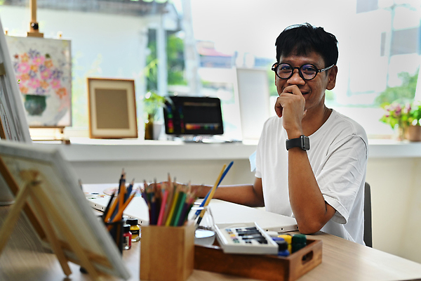 포토 JPG 해외이미지 남자 색연필 미술 한명 동양인 상반신 성인 물감 그리기 작업실 이젤 그림 연필꽂이 캔버스 성인남자한명만 안경낌 해외202309 해외포토 1 안경 모션 문화예술 문구용품 학용품 사람 인종 미술도구 남자한명만 성인남자만 파일형식