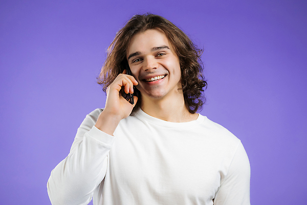 포토 JPG 해외이미지 스튜디오촬영 백인 라이프스타일 응시 여자 행복 백그라운드 비즈니스 통신 모바일 무선통신 세포 실내 한명 서기 사람 성인 가로 스마트폰 핸드폰 컬러풀 뷰티 유행 흰색 잡기 메시지 연결 슛 고립 여자만 여자한명만 성인만 카피스페이스 해외202309 해외포토 서양인 1 시선 감정 컬러 모션 내부 생활 전자제품 스마트기기 공백 파일형식