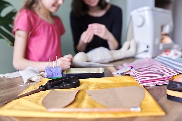 포토 JPG 해외이미지 여자 어린이 인형 상반신 성인 두명 앞모습 바느질도구 바느질 책상 재봉기구 핸드메이드 여자만 해외202309 해외포토 뷰포인트 가구 사람 기구 오브젝트 파일형식