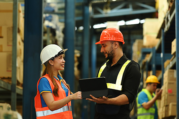 포토 JPG 해외이미지 여자 남자 노동자 선반 상반신 성인 아웃포커스 세명 태블릿 마주보기 작업장 안전모 물류 물류창고 안전조끼 성인만 물류센터 해외202309 해외포토 직업 산업 가구 모션 촬영기법 사람 전자제품 스마트기기 헬멧 안전장비 창고 파일형식