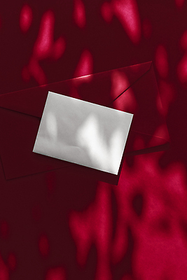 포토 JPG 해외이미지 종이 편지봉투 그림자 사람없음 빨간색 햇빛 그늘 감성 카피스페이스 해외202309 해외포토 컬러 컨셉 봉투 태양 공백 편지 파일형식