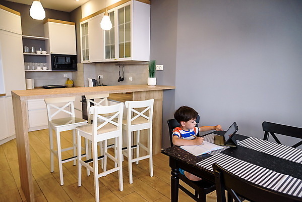 포토 JPG 해외이미지 백인 학생 라이프스타일 교육 종이 어린이 인터넷 교실 학교 가족 수업 주택 직장 실내 한명 사람 소년 책 학습 스터디 컴퓨터 알약 주방 공책 봄 시험 아기 기록 수학 스마트 책상 온라인 초보 해외202309 해외포토 서양인 1 계절 남자 가구 컨셉 회사 교과목 관계 문구용품 내부 건물 생활 전자제품 약 파일형식