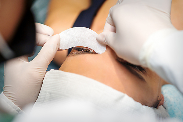 포토 JPG 해외이미지 손 여자 얼굴 한명 근접촬영 성인 신체부위 뷰티 속눈썹 시술 성인여자한명만 해외202309 해외포토 1 뷰포인트 사람 눈썹 여자한명만 성인여자만 파일형식