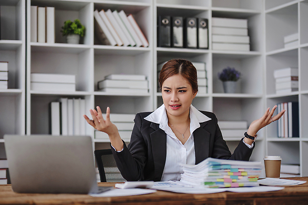 포토 JPG 해외이미지 여자 회사 스트레스 한명 동양인 상반신 성인 앞모습 노트북 사무실 업무 비즈니스우먼 성인여자한명만 의아 해외202309 해외포토 1 뷰포인트 비즈니스 모션 사람 인종 전자제품 작업 직장인 여자한명만 성인여자만 파일형식