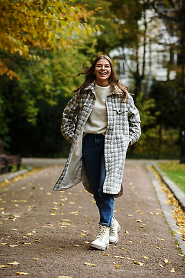 포토 JPG 해외이미지 백인 모델 라이프스타일 옷 계절 여자 유럽 안경 얼굴 여행 잎 휴식 거리 갈색머리 부츠 한명 성인 야외 빨간색 뷰티 유행 수확 흰색 청바지 도시 우아함 가죽 스웨터 입술 스타일 해외202309 해외포토 서양인 식물 1 헤어스타일 잡화 나라 컬러 신발 컨셉 상의 농업 바지 사람 생활 신체부위 파일형식