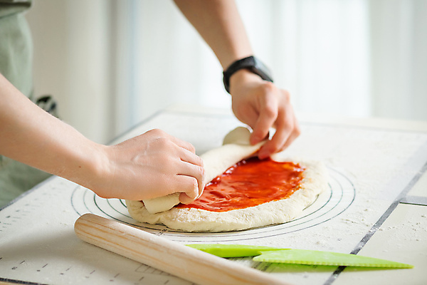 포토 JPG 해외이미지 손 도마 신체부위 계산 칼 준비 반죽 밀가루 밀대 계량 스마트워치 해외202309 해외포토 주방용품 사람 스마트기기 가루 웨어러블 파일형식