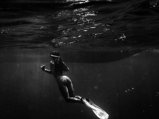 포토 JPG 해외이미지 백인 라이프스타일 응시 행복 스포츠 파도 여행 포즈 자연 휴가 가면 사람없음 야외 물 파란색 카메라 수중 수영 거품 탐험 스노클링 잠수부 떨어짐 아래 사진사 다이빙 암초 해외202309 해외포토 자연요소 서양인 시선 감정 바다 컬러 컨셉 생활 전자제품 수상스포츠 전문직 방향 작가 생태계 위치 수중스포츠 파일형식