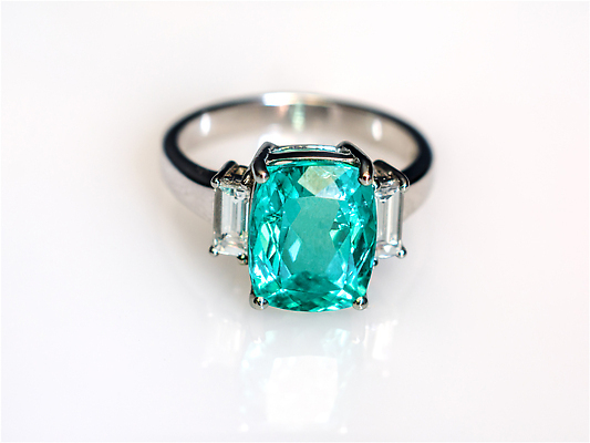 포토 JPG 해외이미지 모양 백그라운드 장신구 그림자 선물 사랑 사람없음 초록색 빛 뷰티 반사 유행 금속 흰색 반지 고급 우아함 은색 보석 다이아몬드 해외202309 해외포토 감정 컬러 컨셉 재질 광석 파일형식