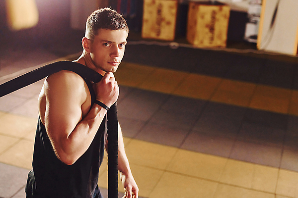 포토 JPG 해외이미지 응시 남자 밧줄 한명 상반신 성인 옆모습 운동기구 헬스 힘 헬스장 잡기 웨이트트레이닝 근육질 성인남자한명만 크로스핏 해외202309 해외포토 1 시선 줄 뷰포인트 모션 근육 사람 운동 몸매 남자한명만 성인남자만 파일형식