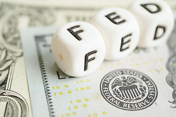 포토 JPG 해외이미지 지폐 돈 비즈니스 사람없음 건물 금융 경제 세계 달러 동전 미국 성장 시장 재산 황금 먹여주기 심볼 사인 속도 무역 투자 독수리 시스템 대출 빚 관심 기관 워싱턴 위기 인출 정부 정책 제어 해외202309 해외포토 건축물 산업 북아메리카 조류 먹기 파일형식