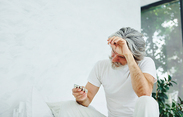 포토 JPG 해외이미지 백인 할아버지 노년 남자 여유 휴식 수염 실내 피곤 한명 들기 상반신 앞모습 실버라이프 소파 알약 고통 두통 노인남자한명만 해외202309 해외포토 서양인 1 라이프스타일 감정 뷰포인트 컨셉 의자 모션 사람 성인 내부 약 질병 남자한명만 노인남자만 파일형식