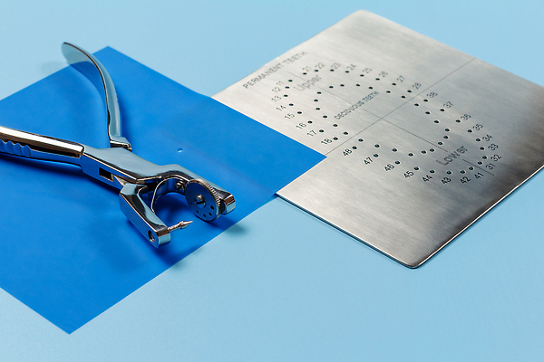 포토 JPG 해외이미지 직업 치과 병원 집게 사람없음 치료 세트 약 금속 장비 의사 기구 공구 펀치 치아 댐 모험가 치과의사 고무 위생관리 직진 철강 치아교정 구강학 해외202309 해외포토 공공시설 의학 모션 재질 관리 의료진 도구 소화기관 교정 파일형식