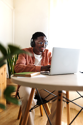 포토 JPG 해외이미지 학생 라이프스타일 교육 남자 행복 음악 인터넷 교실 청소년 수업 주택 실내 고등학교 한명 사람 소년 세로 노트북 컴퓨터 스크린 검은색 헤드폰 듣기 시험 업무 읽기 손목시계 책상 대학교 동영상 카피스페이스 해외202309 해외포토 1 감정 어린이 시계 컬러 음향기기 가구 장신구 학교 모션 문화예술 내부 건물 생활 전자제품 공백 작업 파일형식